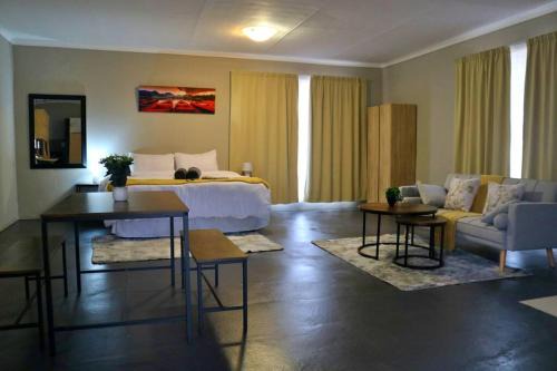 Magaliesberg Apartamento | Refreshing Mountain FarmStay w Boma,Pool,Hikes,Obstacle Course