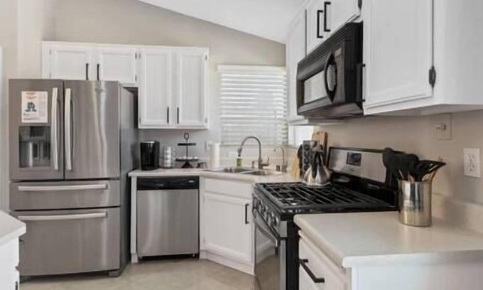 North Las Vegas Casa | ❤️Refreshing Pool House: 3BR in Vegas with BBQ