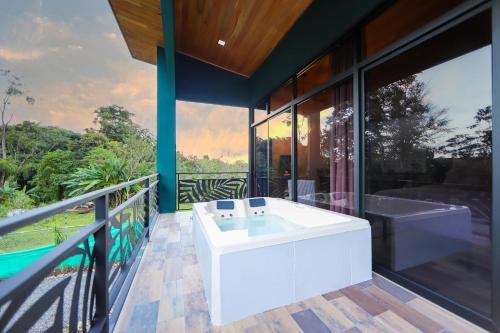 Peñas Blancas Villa | Refugio Turquesa-King bed and balcony with jacuzzi, fast Wifi, EV powering included! Only 5 minutes from La Fortuna