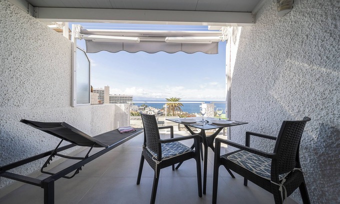Los Gigantes Apartamento | 1 cama en el popular Los Gigantes con una gran terraza con vistas al mar y al acantilado