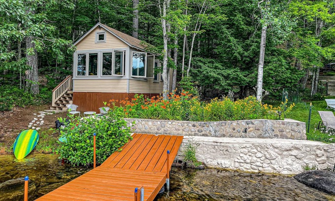 South Casco Apartamento | Refurbished waterfront 1950s cabin with sauna, firepit, grill & kayaks - dogs ok