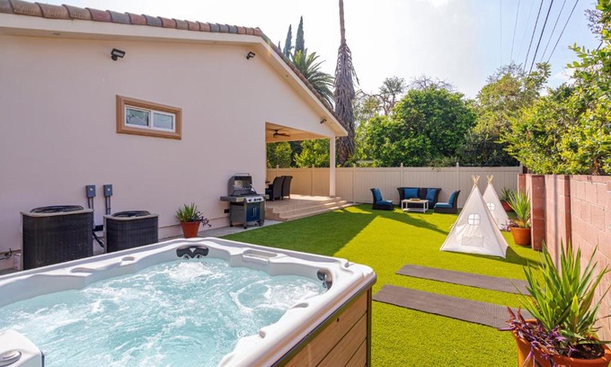 Valley Glen Casa | Regal 4 bed with hot tub close to Universal sleeps 15