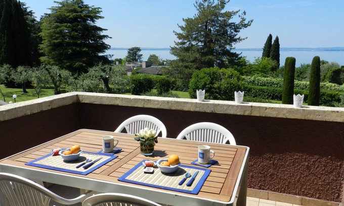 Cisano Apartamento | Regarda -Blue View 1 apartment with lake view, 1 bedroom, pool