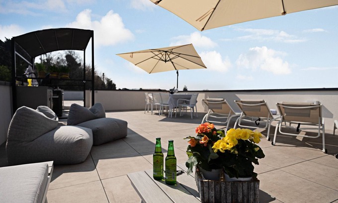 Montioni Apartamento | Regarda - "Zoe" appartment with pool and large lake-view terrace