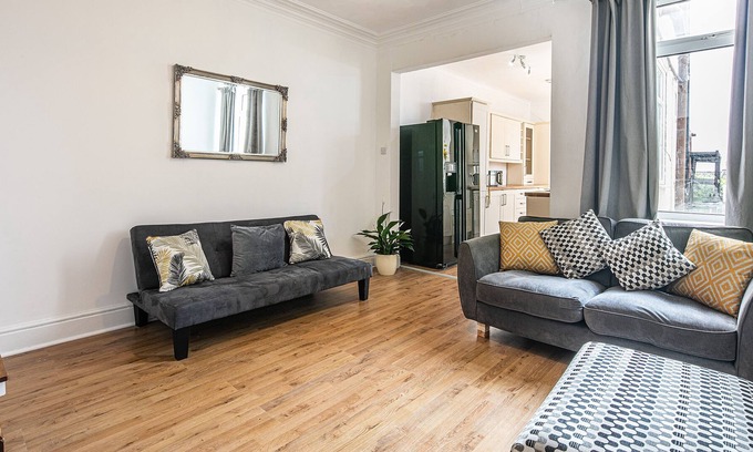Rotherham Casa | Regent House - Newly refurbished modern 4 bed house on a quiet residential street, with garden, l...