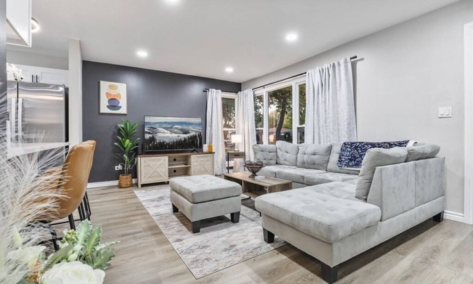 Rolling Meadows Casa | Reign - Rolling Meadows Home!