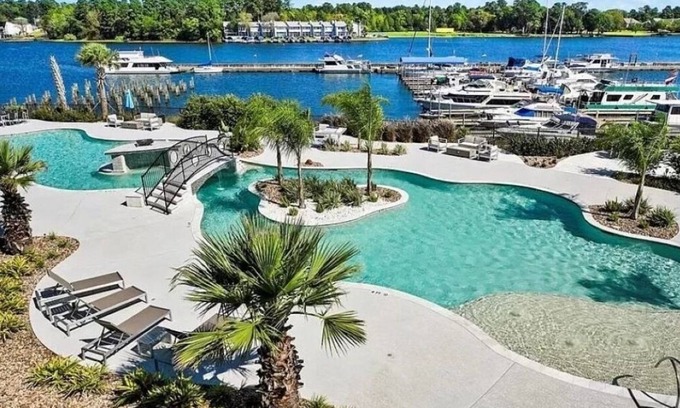 Montgomery Condominio | Rejuvenate at Lake Conroe's #1 food spot! 60% Discount for Monthly Stays!