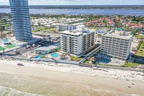Daytona Beach Shores Casa | Relax and Chill Beachside Condo