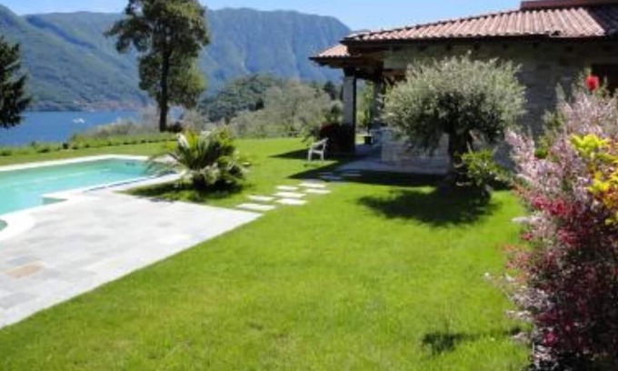 Azzano Casa | Relax and comfort in the apartment in a villa, with a wonderful view of the lake and private pool