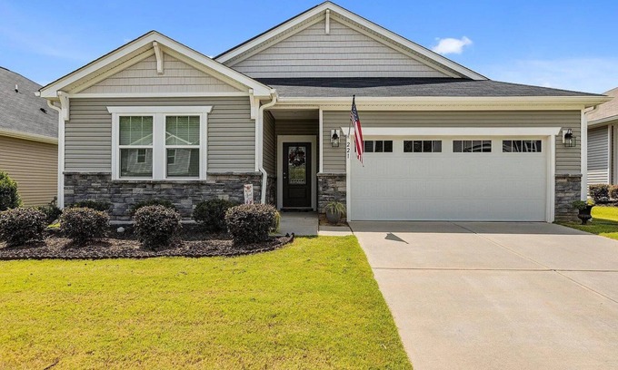 Fuquay-Varina Casa | Relax and enjoy this beautiful, modern home with a gourmet kitchen!