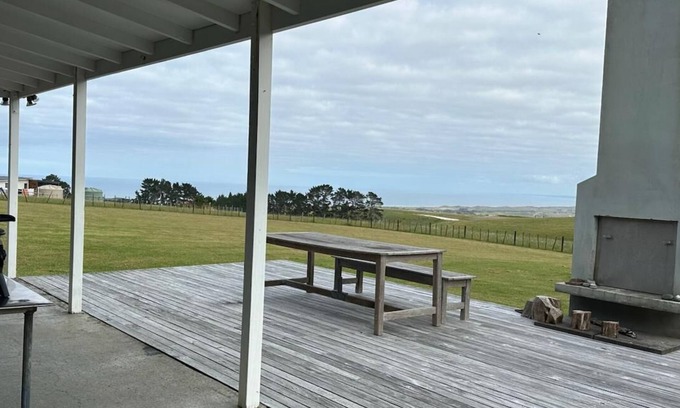 Ahipara Cabaña | Relax and enjoy the view, 5 minutes drive from Ahipara beach