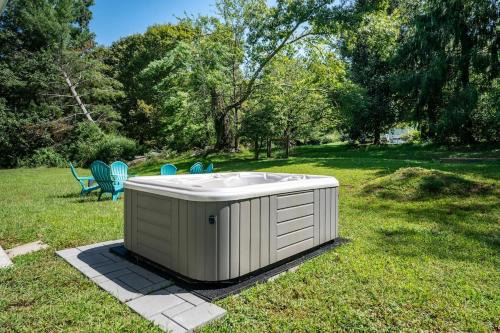Knoxville Casa | Relax and Explore - Knoxville Stay with Hot Tub and Grill