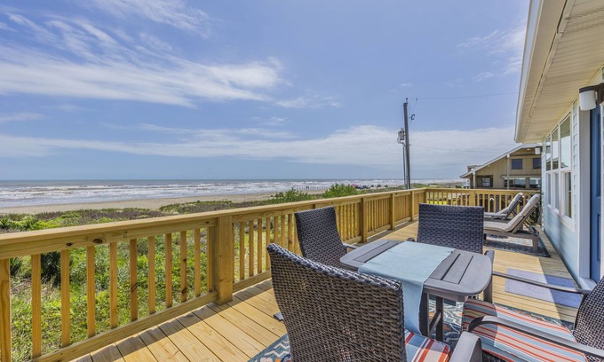 Galveston Casa | Relax and Listen to the Ocean at this UPDATED Dog-Friendly Property