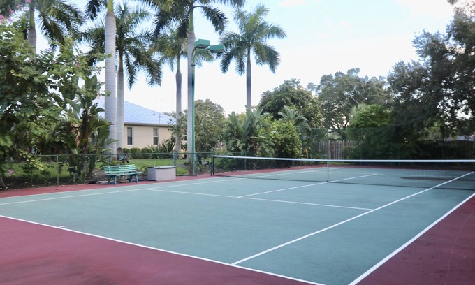 South Sarasota Casa | Cancha de tenis privada, jacuzzi y piscina climatizada en un acer.