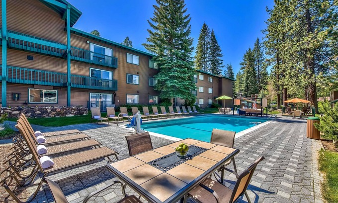 South Lake Tahoe Complejo | Relax and Recharge! 2 Comfortable Units, Free Breakfast, Pets Allowed!