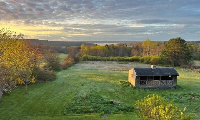 Waldoboro Casa | Relax and recharge at Cold Comfort Farm on the coast of Maine