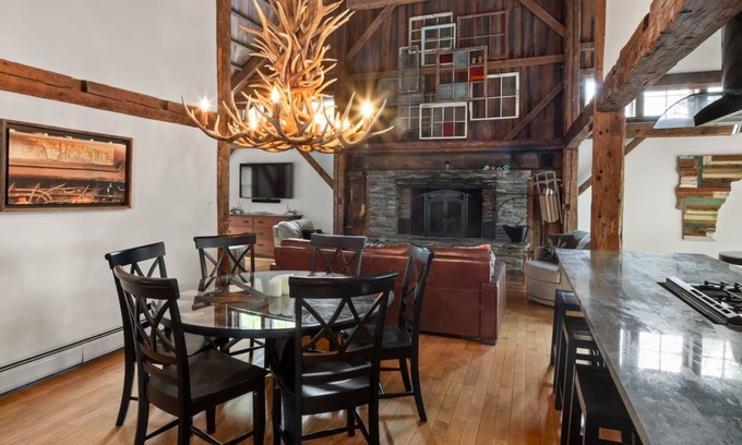 Warren Condominio | Relax and Recharge: Farmhouse Condo with Hot Tub in Sugarbush Paradise