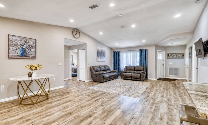 Lake Sarasota Casa | Relax and recharge Hot Tub,Tesla charger,11 sleeps