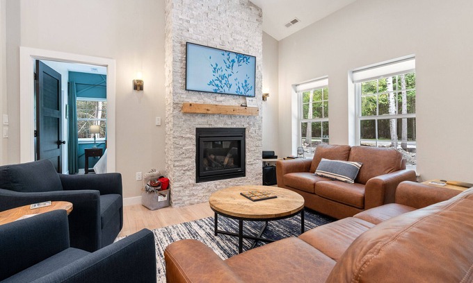 Egg Harbor Cabaña | Relax and Recharge in Newly Constructed Classic Door County Cottage