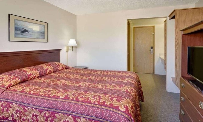 Evanston Casa | Relax and Recharge in Knights Inn Evanston! Free Parking, Pets Allowed
