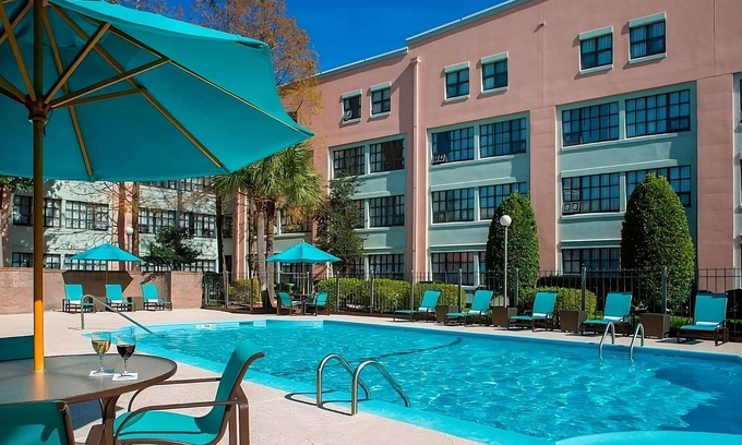 Arts/Warehouse District Complejo | Relax and Recharge! TWO Pet-friendly Suites with Free Breakfast, Swimming Pool!