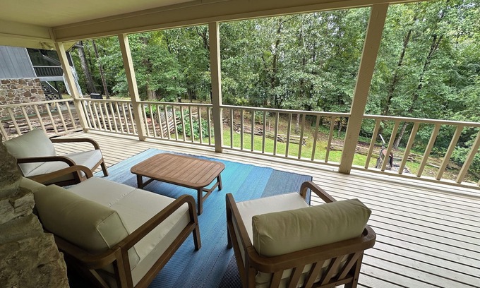 Edgemont Casa | Relax and Refresh right on the lake!