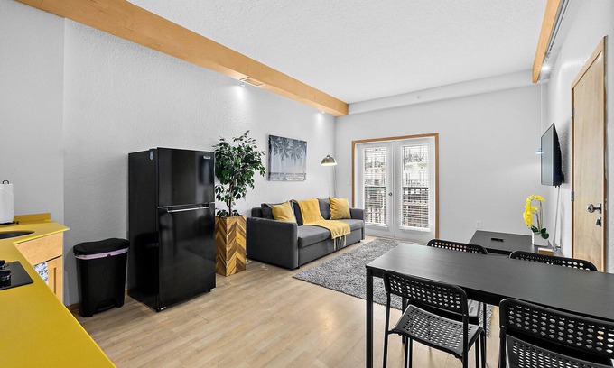 Palm Harbor Condominio | Relax and Revitalize: Retreat to European Village with Balcony, Close to Beaches