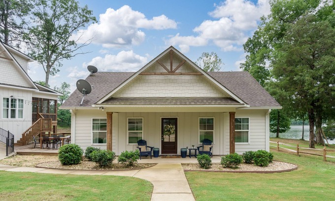 Samantha Casa | Relax and Unwind at Our Stunning 2 bed/ 1.5 bath Guest House on Lake Tuscaloosa