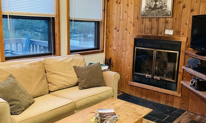 Davis Cabina | Relax and Unwind at the Bear Stroll Bungalow
