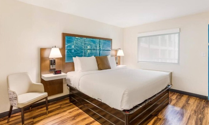 Merry Oaks Casa | Relax and Unwind! Budget-friendly, Free Parking & Breakfast, Onsite Pool