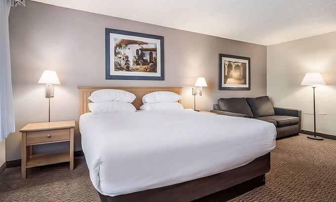 Palm Valley Complejo | Relax and Unwind in Red Lion Inn & Suites Goodyear Phoenix! Free Parking