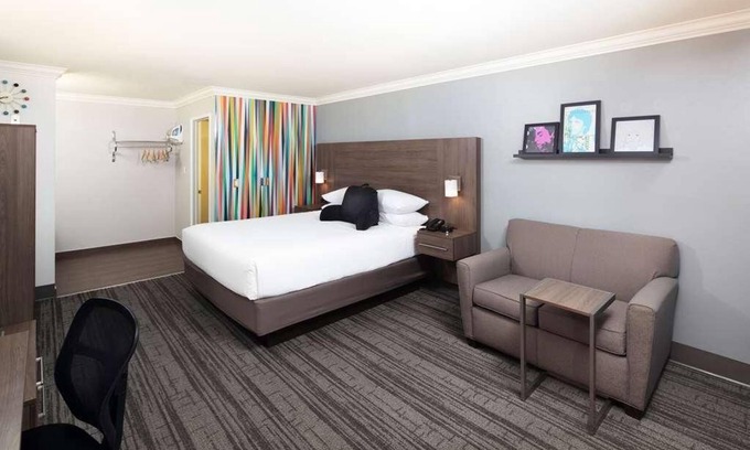 Temecula Complejo | Relax and Unwind in Signature Temecula! Free Parking, Pool, Near Garage Brewing