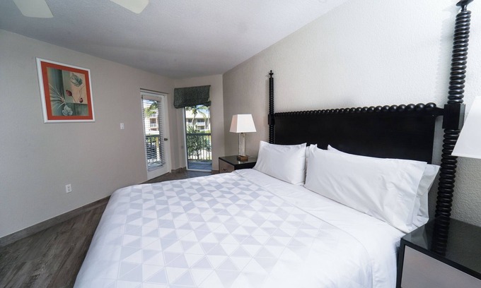 Crystal Harbour Apartamento | Relax and Unwind! Outdoor Pool, Free Breakfast and Parking, Pet-friendly!