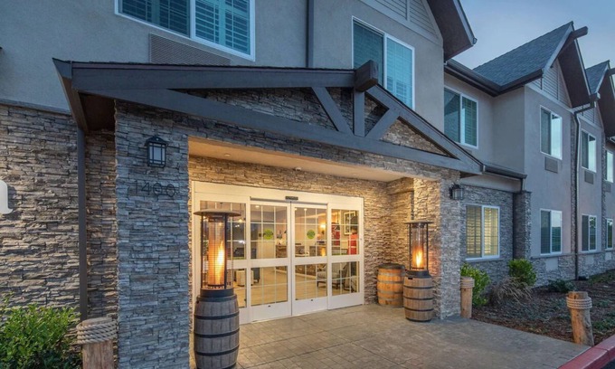 Half Moon Bay Casa | Relax and Unwind at Modern Park City Accommodation w/ Breakfast & Free Parking