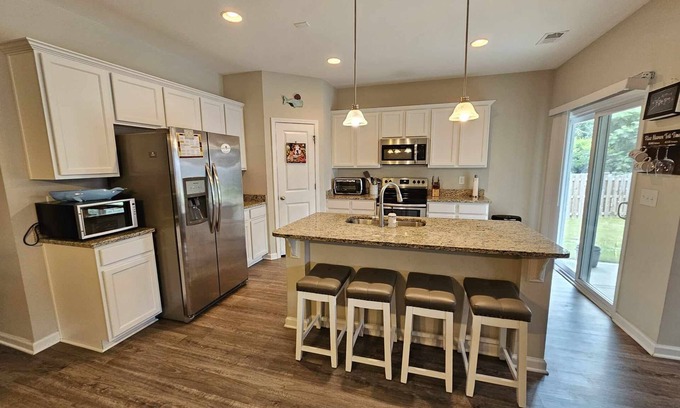 West Columbia Casa | Relax and Unwind in this Fully Furnished 3-Bedroom Gem in West Columbia