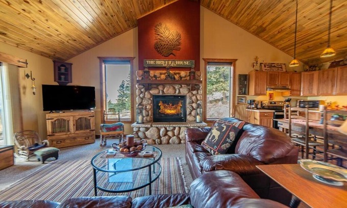 Fairplay Casa | Relax and Unwind with Breathtaking Panoramic Views - Red Hill House