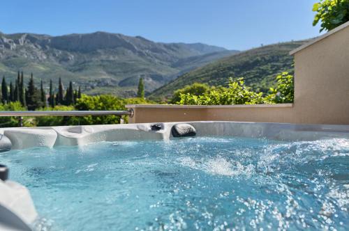 Srinjine Apartamento | RELAX apartment Split area with private jacuzzi on terrace with mountain view