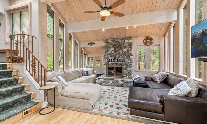 Truckee Cabina | Inviting Cabin w/ A/C at Northstar | Spacious Kitchen | Close to Golf and Mtn Biking | Sleeps 6