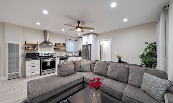 Prescott Casa | Relax at a Charming West Oakland Victorian
