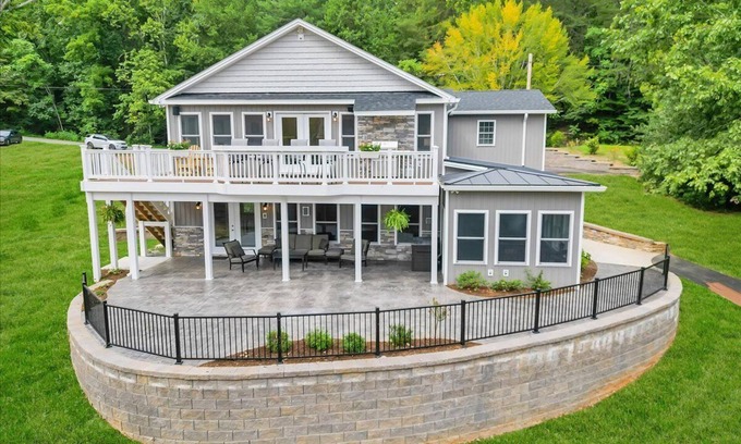 Goodview Casa | Relax at Dock Holiday on Smith Mountain Lake