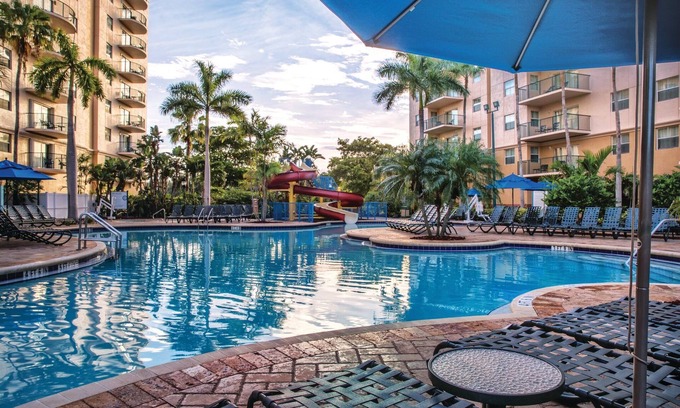 Survey Creek Complejo | Relájese en nuestro complejo aislado Palm Tree con un bar junto a la piscina y un tobogán