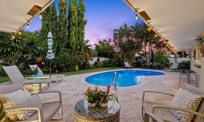 Imperial Point Casa | ¡RELÁJESE EN EL LUGAR SERENITY, UN HOGAR IMPRESIONANTE MODERNO Y CON PISCINA CONTEMPORÁNEA!