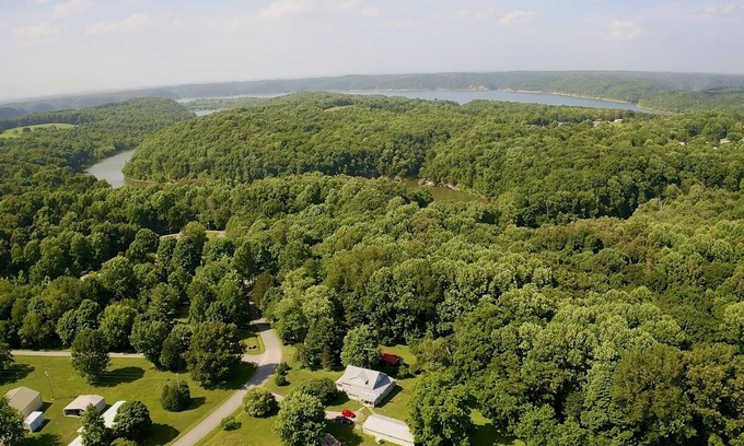 Cane Valley Otro | Relax at the lakehouse-1/4 mile to the boat ramp!