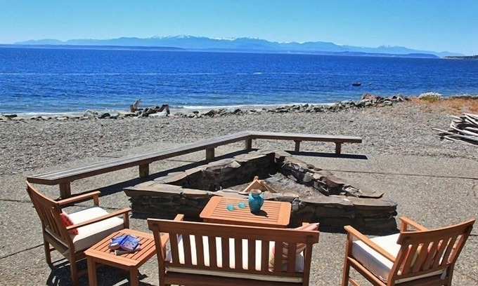 Coupeville Casa | Relájese en el borde del agua en esta increíble, espaciosa casa de 5 estrellas en la playa