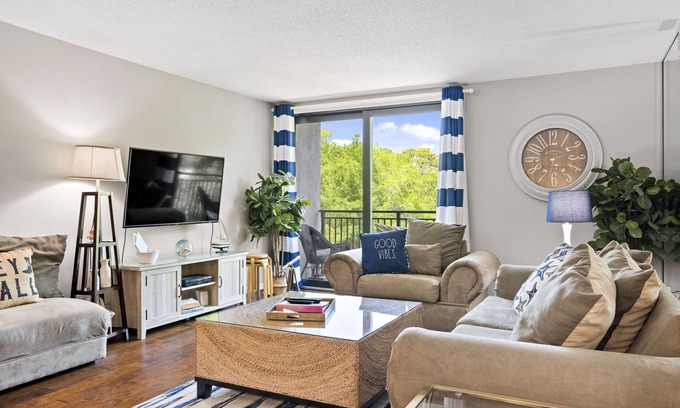 Harbour Town Condominio | Relax By Pool: Harbour Town Resort Condo