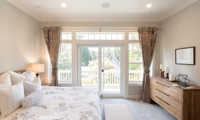Mercer Island Casa | 4BR Mercer Island Luxury Home w / Chef's Kitchen