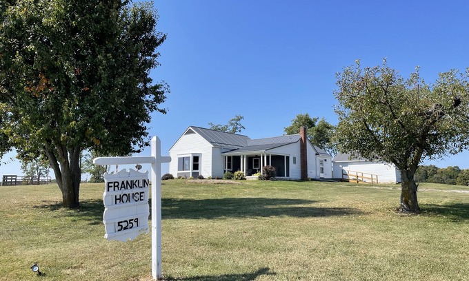 Fairview  Highland County Otro | Relax by the fireplace, enjoy our quiet countryside 1-bedroom