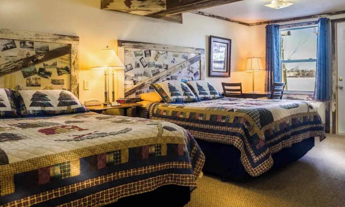 Rice Lake Cabina | Relax by the lake in Room 10 - The Antique Room - Curriers Lakeview
