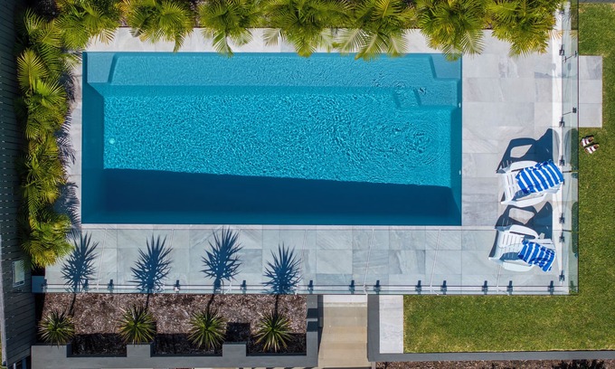 Scotts Head Casa | RELAX BY THE POOL