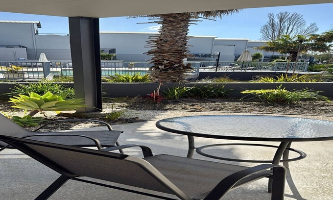 Batehaven Apartamento | Relax by the Pool in This Stylish Batehaven Stay